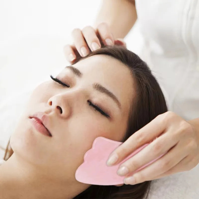 Gua Sha en Quartz Rose Naturel – Outil de Massage Facial Raffermissant